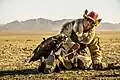 Ein Mann in der Mongolei mit seinem Adler. Gleich geht es zu einem Jagd-Wettbewerb.