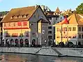 Links: Zunfthaus zum Rüden, rechts: Zunfthaus zur Zimmerleuten in Zürich