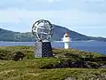Markierung für den nördlichen Polarkreis auf einer Insel in Norwegen.