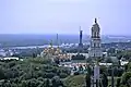 Hier sieht man das Höhlen-Kloster mit seinem Glockenturm, die Mutter-Heimat-Statue und dahinter den Fluss Dnjepr.