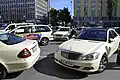 Taxifahren ist ein Beruf und eine Dienstleistung. Hier einige Taxis am Hauptbahnhof München.