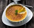 Crème brûlée nennt man es, wenn man die Oberfläche mit großer Hitze schmelzen lässt.