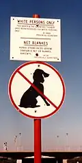 Ein Strand nur für Weiße. Nicht für andere Menschen, nicht für Hunde.
