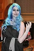 Hier hat sich jemand wie Hades aus dem Disneyfilm angezogen.