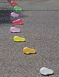 Wasserbomben sind Ballons, die man mit Wasser gefüllt hat und dann wirft.