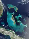 Dieses Foto von einem Satelliten zeigt: Zwischen den Inseln ist das Wasser hell, also flach.