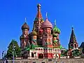 Eine Kirche kann man aber auch so bauen: Die Basilius-Kathedrale in Moskau hat neun bunte Türme.