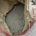 Eine Tüte mit Zement