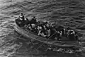 Überlebende des Schiffes in einem Rettungsboot