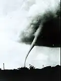 Ein altes Schwarz-Weiß-Foto von einem Tornado im Jahr 1949.