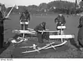 Kinder des Jungvolks bei einem Wettbewerb mit Segelflugzeugen.