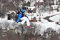 Ein Snowboarder mit seinem Brett