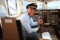 Mit Händen macht man Gesten. Dieser Pilot hebt den Daumen und sagt damit: Alles in Ordnung!