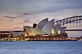 Wohl das bekannteste Opernhaus der Welt steht in Sydney, einer großen Stadt in Australien.