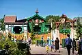 Im niederländischen Freizeitpark De Efteling steht eine kleine Achterbahn namens „Max & Moritz“.