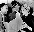 Frank Sinatra, in der Mitte, mit Grace Kelly, der späteren Fürstin von Monaco.