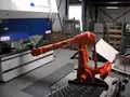 Ein Roboter-Arm, der Metall faltet