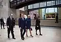 Hier besuchen die Macrons ein Museum.