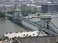Die Széchenyi-Brücke verbindet Buda und Pest.