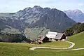 Ein Bauernhof und Berge in Nidwalden.