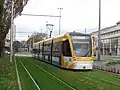 Die Straßenbahn der Stadt ist gelb-weiß.
