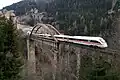 Ein ICE auf der Trisannabrücke in Österreich