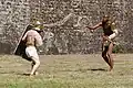 Nachgestellter Kampf in Frankreich. Rechts steht ein Retiarius, der sein Netz wirft.