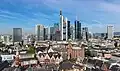 Im Vordergrund sieht man die Altstadt von Frankfurt am Main, dahinter moderne Wolkenkratzer.