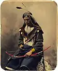Bone Necklace, ein wichtiger Mann der Oglala Sioux, im Jahr 1899 mit Pfeil und Bogen