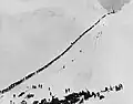 Tausende von Goldsuchern stiegen beim Goldrausch über diesen Berg.