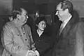 Ein Foto aus dem Jahr 1972. Links sieht man Mao, rechts den amerikanischen Präsidenten Richard Nixon.