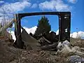 Ein alter Fernseher, in der Landschaft entsorgt.