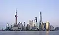 Die Skyline des Stadtteils Pudong in Shanghai, einer riesigen Stadt in China
