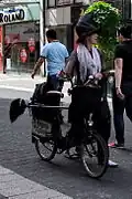 Diese Schauspielerin in Düsseldorf zeigt sich als „Hexe“ von heute.