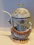 Vor über 200 Jahren hat jemand so eine Kanne aus Porzellan gemacht.
