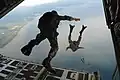 Amerikanische Spezialsoldaten: Sie springen aus einem Flugzeug, gleich wird ihr Fallschirm aufgehen.