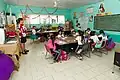 Eine Lehrerin an einer Schule ist Experte für das Lehren, aber oft auch für ein Fach.