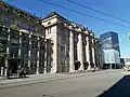 Links ein Teil des Bahnhofs, rechts das Rathaus