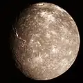 Der Mond Titania ist der größte der Uranus-Monde.
