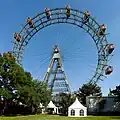 Das Wiener Riesenrad im Prater dreht seit 1897 seine Runden. Damals war es mit 64 Metern Höhe eines der höchsten Riesenräder der Welt.