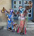 Diese Frauen spielen Nachtelben auf einem Fantasy-Treffen.