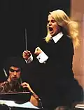 Im Jahr 1975: Hortense von Gelmini dirigiert die Nürnberger Symphoniker.