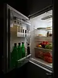 Ein gefüllter Kühlschrank, nachts, mit Licht