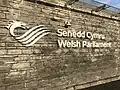 Im Parlament von Wales darf man Englisch oder Walisisch sprechen. Am Eingang sieht man beide Sprachen.