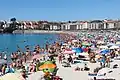 Ein Strand in Galizien, Spanien: Badegäste im Sommer.