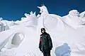 Aus Schnee kann man Schneefiguren machen, wie es dieser Mann in Russland zeigt.