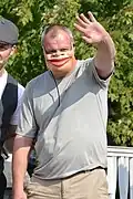 Hier hat man jemandem aus dem Publikum einen falschen Mund aufgesetzt. Der Bauchredner bewegt den Mund mit einer Schnur.