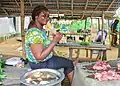 Fleischerin auf einem Markt in Nigeria