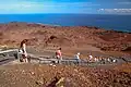 Besucher auf einem Ausflug: Hier kann man sich die Überreste von Lava anschauen.