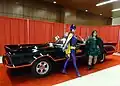 Das Auto von 1966: das Batmobile. Hier mit Batgirl und Poison Ivy.